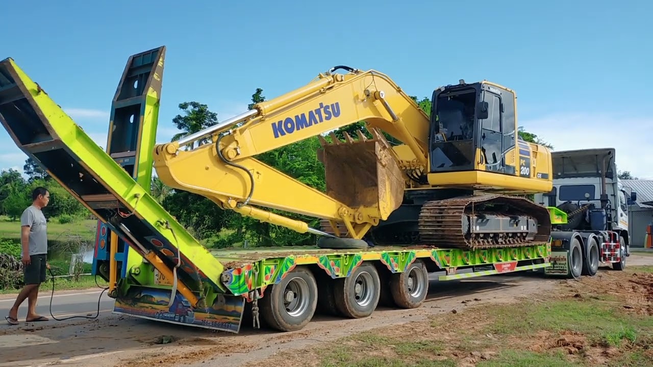 รถแบคโฮ KOMATSUpc200CE ขึ้นรถเทรลเลอร์เข้าศูนย์ตรวจเช็คสภาพ หลังติดหล่มนานหกวัน