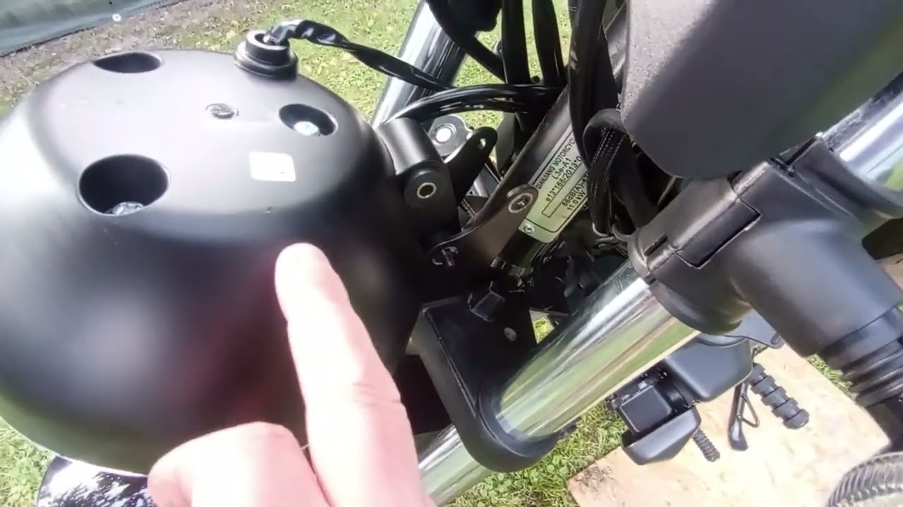 QJMOTOR SRV 125. Zabezpieczenie ramki reflektora