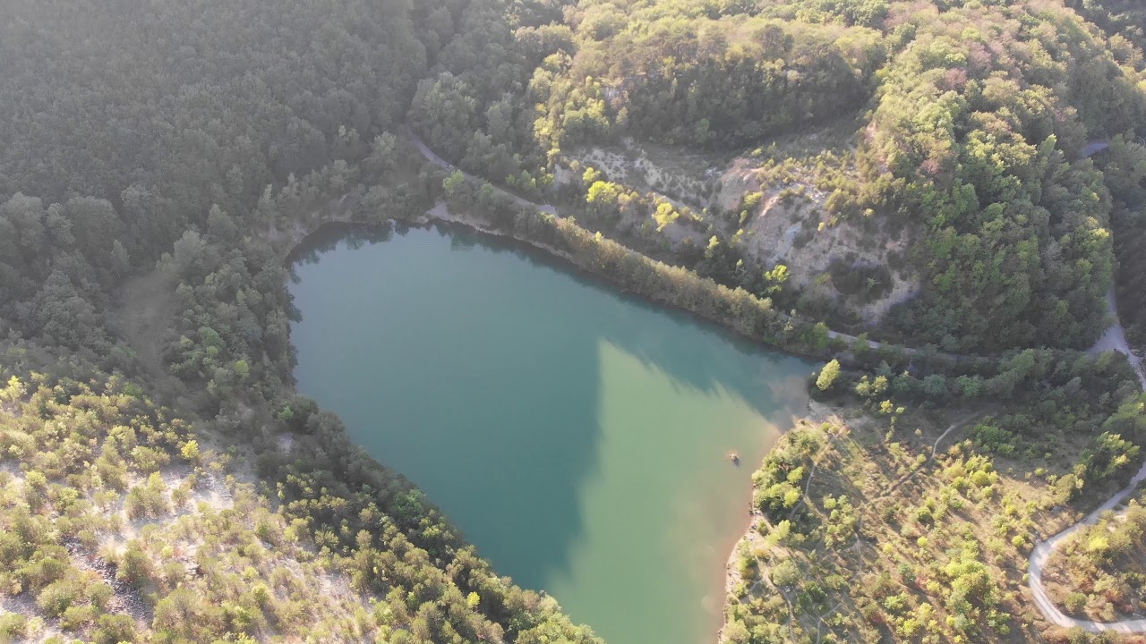 Drohnenflug über dem Steinbruchsee bei Kaltenleutgeben