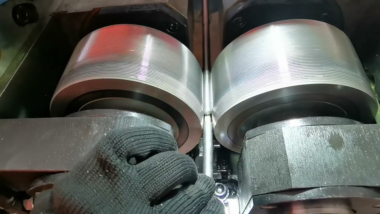 FEDA Through feed thread rolling machine FD-15T for M10*1.5 threaded rods.