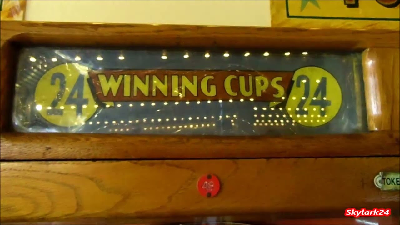 Игровой автомат с монетоприемником и 24 выигрышными кубками