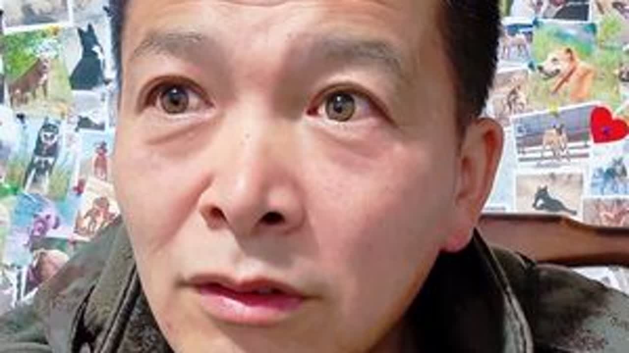 老头一个人害怕叫上歪歪姐一起看狗，刚溜到上面就有声音，吓得老头赶紧回房间，开启了深夜离奇故事会，听的我汗毛都起立了😭😭😭
