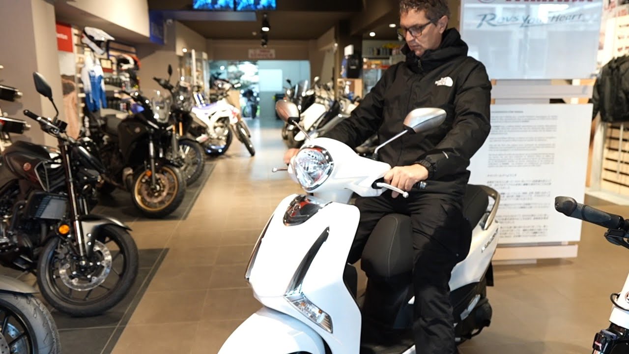 το μικρο σκούτερ YAMAHA DELIGHT 125cc σε άσπρο 2024