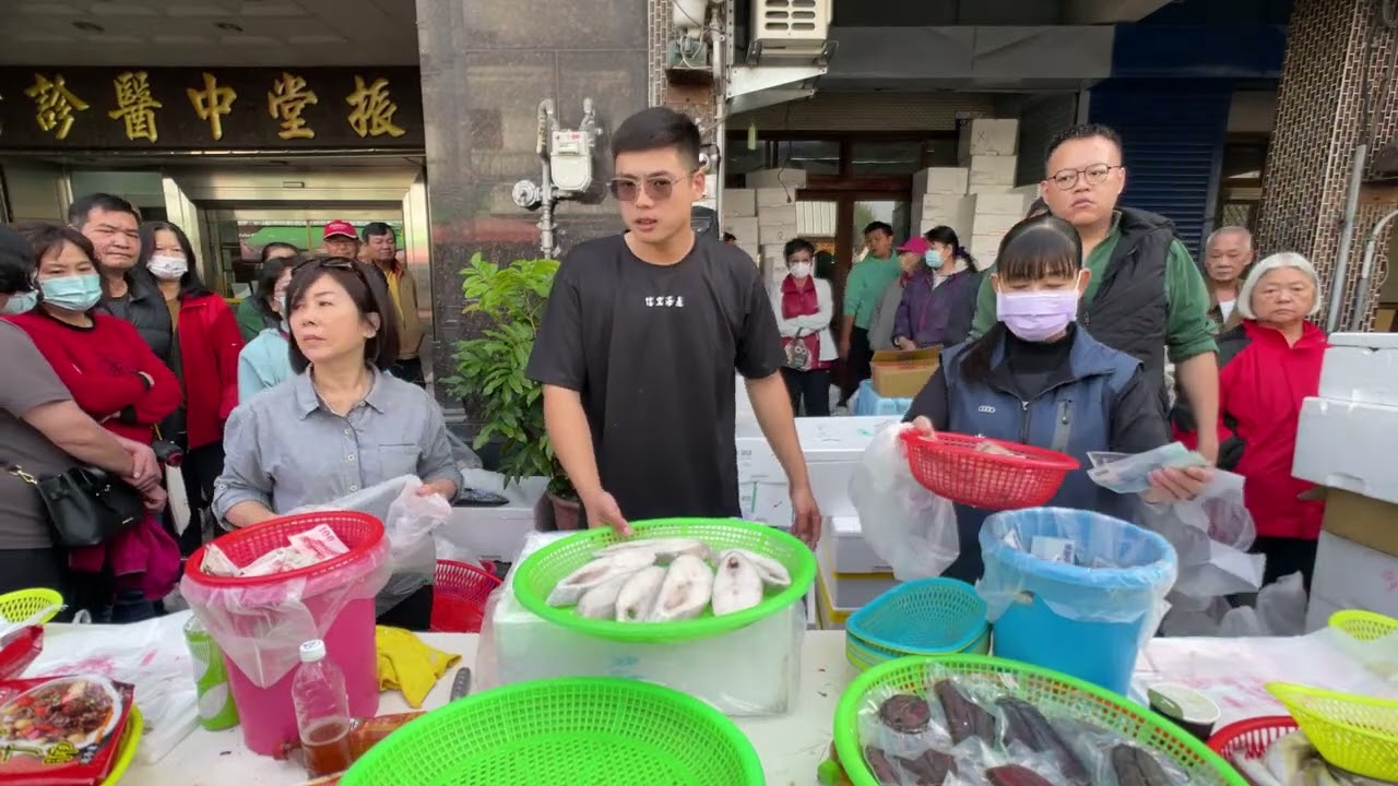烏魚子一脾100元是在賣什麼啦 #中彰海王子 #烏日火車站 #海鮮叫賣 #海鮮拍賣