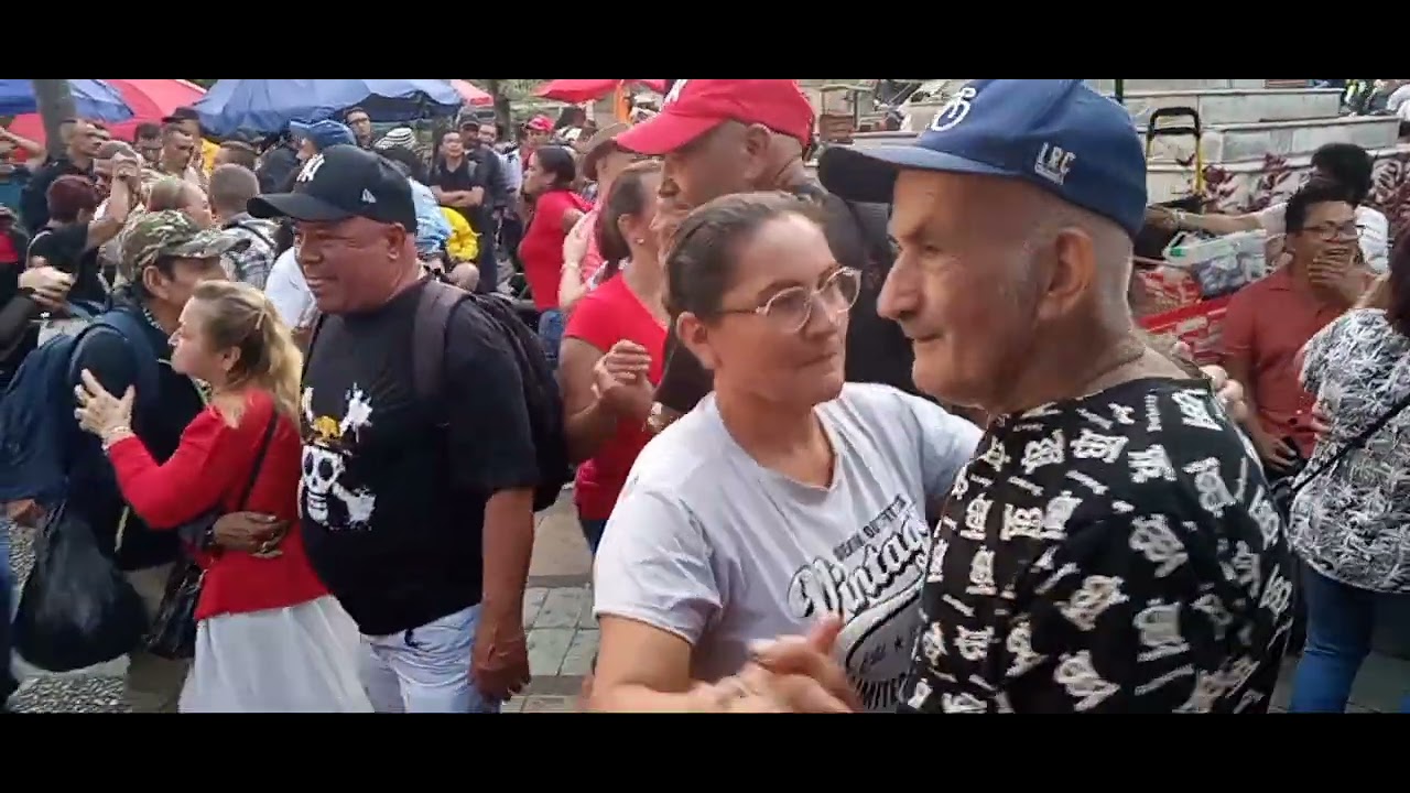 Parranda Paisa désde el Parque Berrio, Medellín #fyp #viral #bailes, Suscríbete es gratis 😘🙏👍