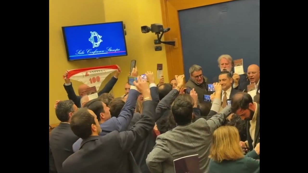 LE OPPOSIZIONI OCCUPANO LA SALA STAMPA DELLA CAMERA CANTANDO BELLA CIAO
