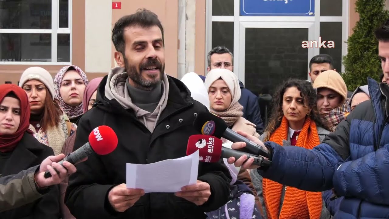 Mülakat mağduru öğretmenler, İstanbul Milli Eğitim Müdürlüğü önünde açıklama yapıyor