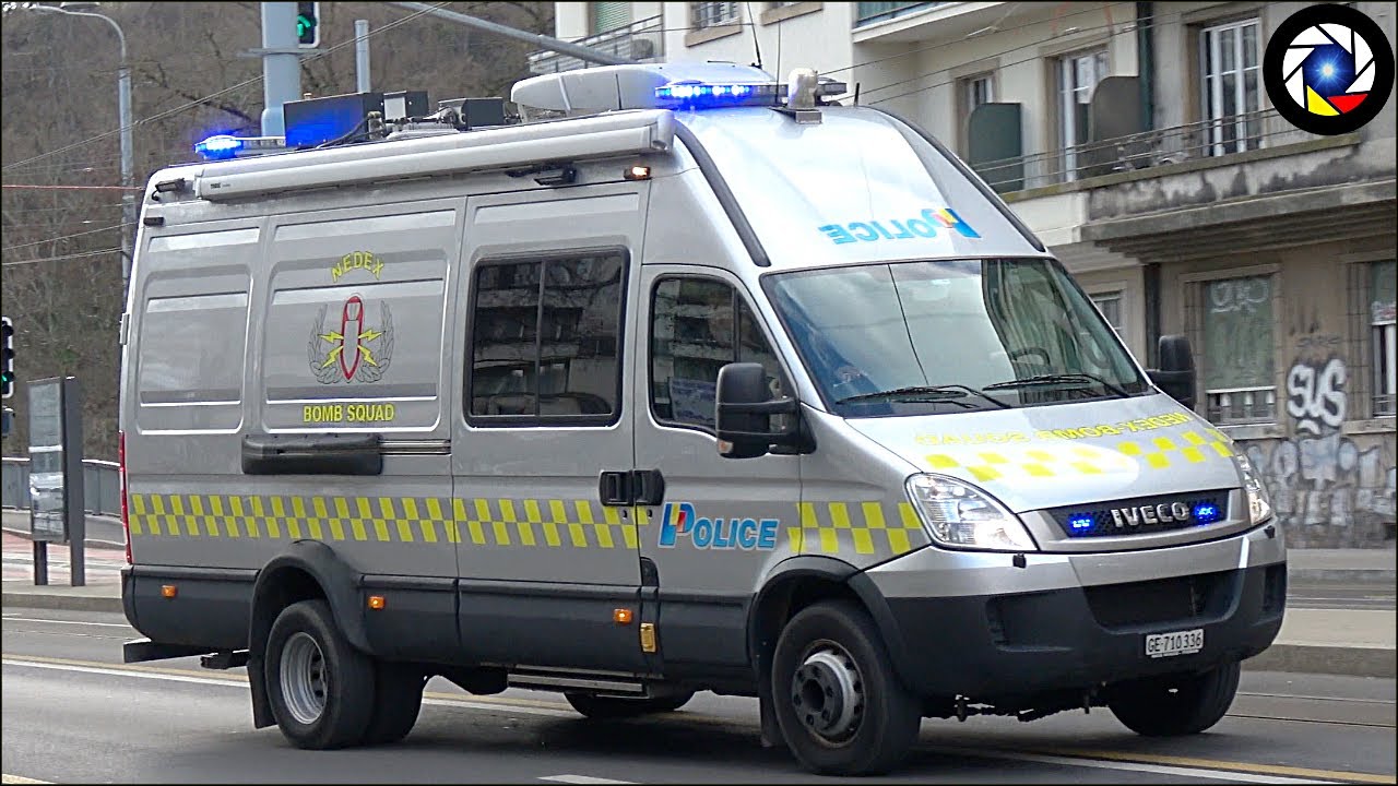 Déminage et Police en urgence - Police Cars and Bomb Squad responding
