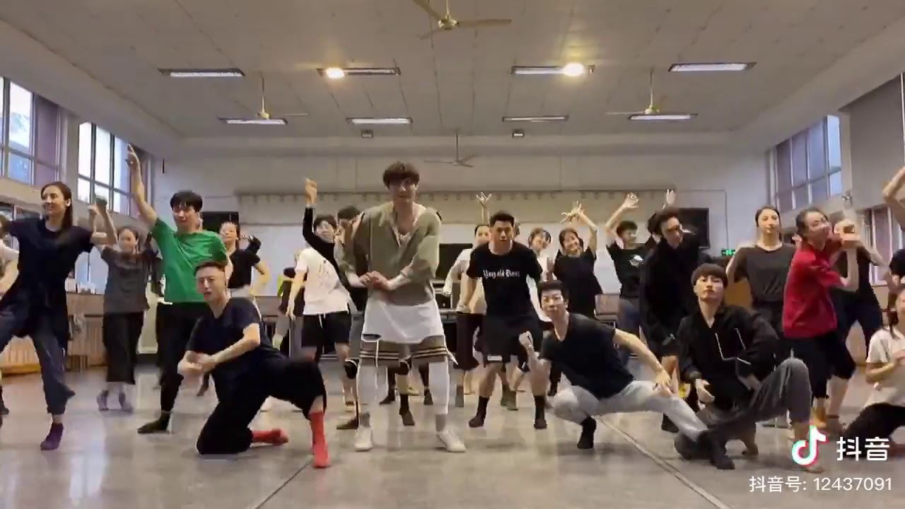由著名舞蹈家刘福洋创编的最火的舞蹈《站在草原望北京》完整版来啦