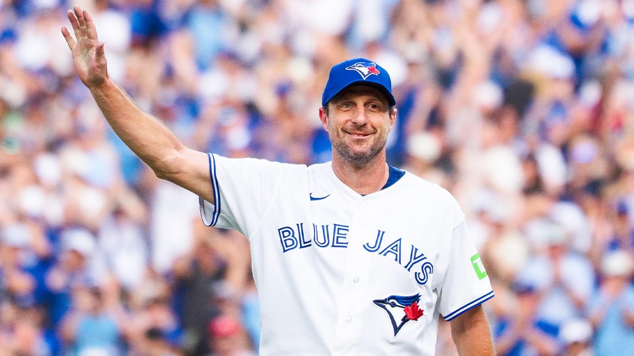 Max Scherzer leaves the mound to a standing ovation for what could be the final time in his career 👏