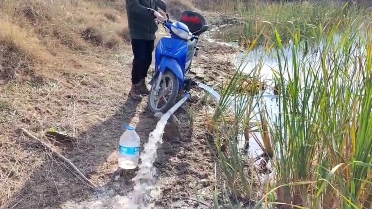 Черпают воду мотоциклетным водяным насосом, интересные изобретения для мотоциклов