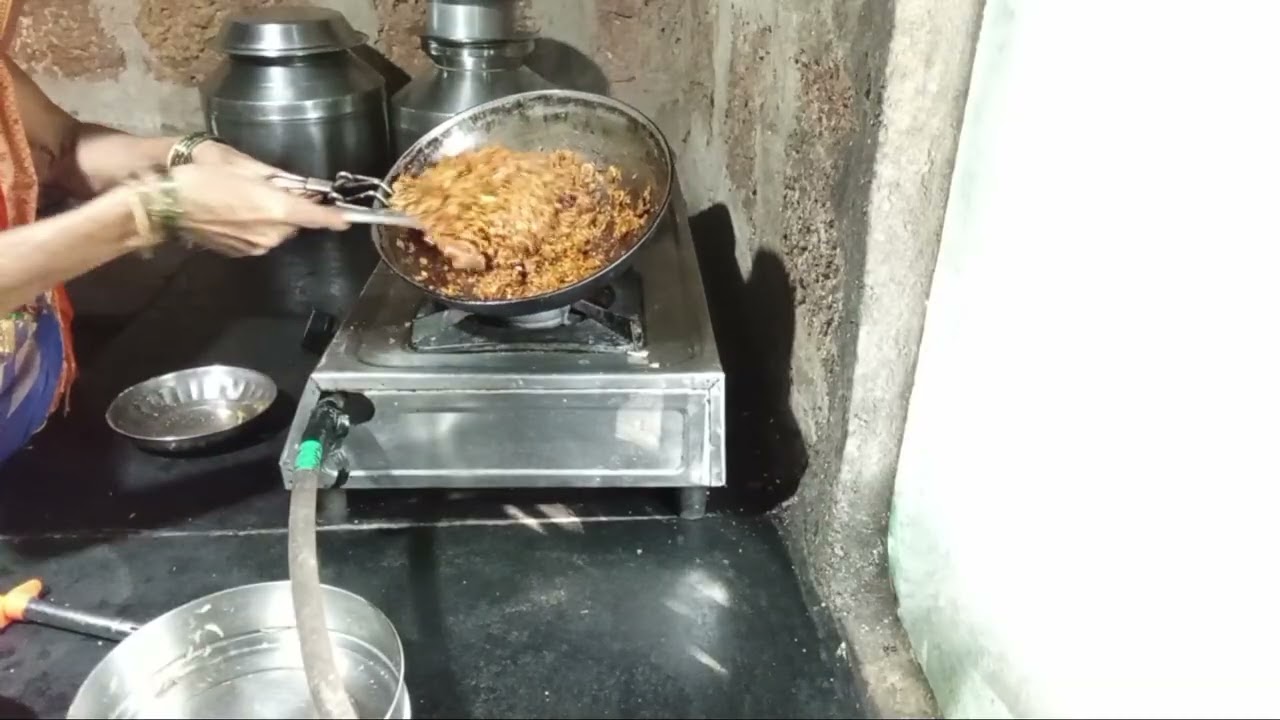मालवणी पद्धतीने जवळ्याची भाजी आणि ज्वारीची भाकरी 