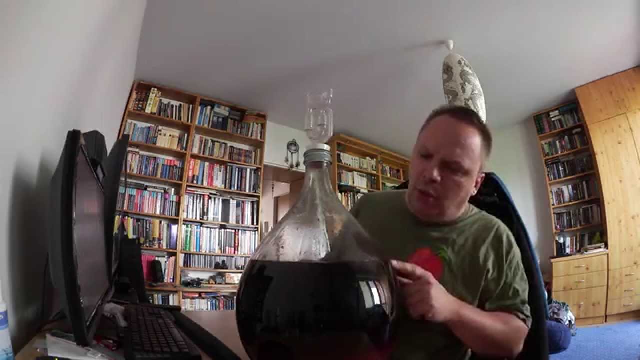 Wino z czerwonej porzeczki