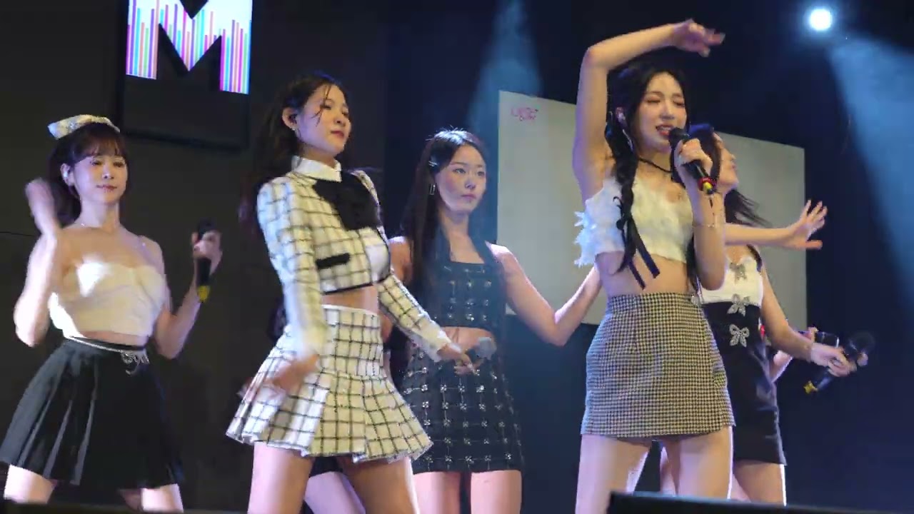 230618 체리블렛(Cherry Bullet)  'Love So Sweet' 4K60p 직캠(fancam) @Fanmeeting 엠팟홀
