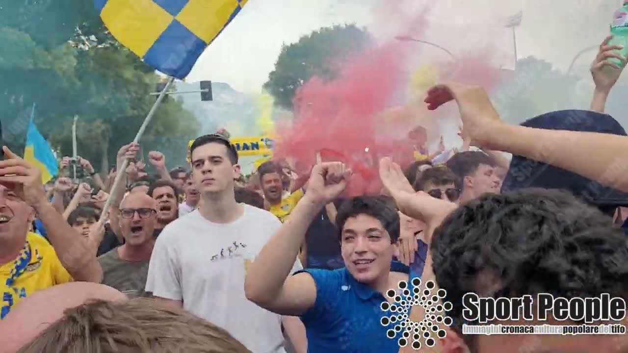 🟡🔵 «Conquistiamola...»: Carrarese vs Vicenza 2023-24, tifosi scortano la squadra verso lo stadio