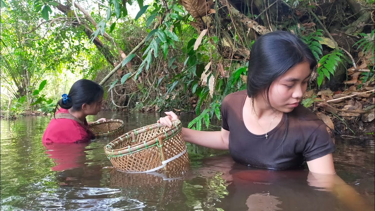 Gadis Dayak Berburu Kerang Lumpur & Memasaknya di Pondok Sawah