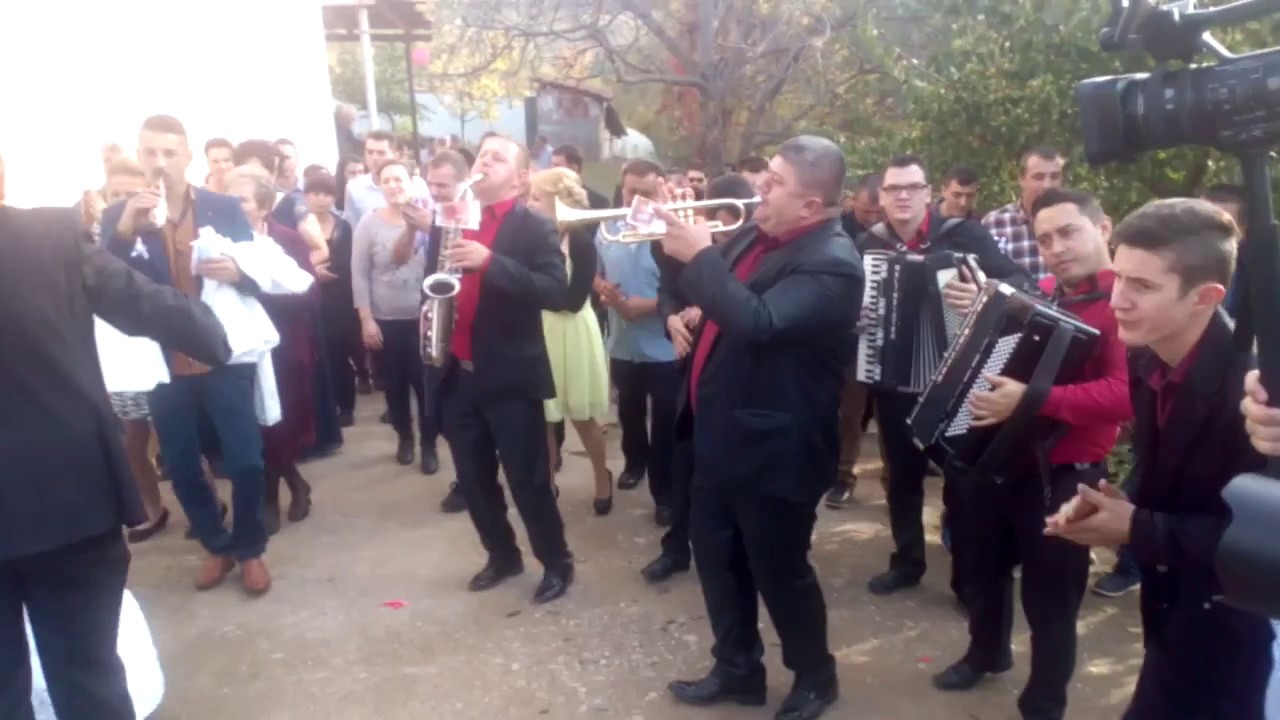 Видео од Сирково - Цреша се од корен корнеше,мома се од мајка делеше...