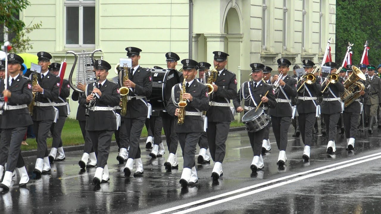 Koszalin: Defilada z okazji Święta Wojska Polskiego w strugach deszczu