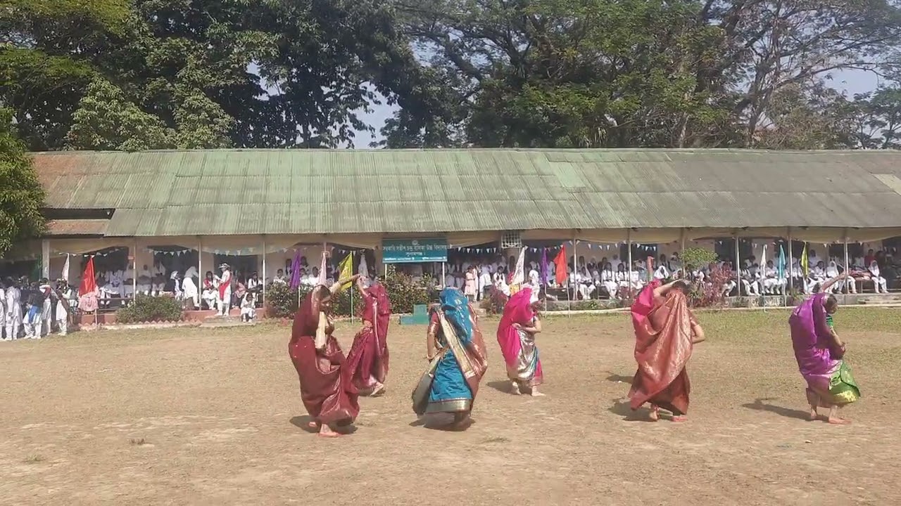 কুঞ্জের মাঝে কে গো রাইয়া
