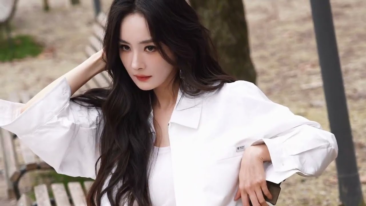 🍃Milan🍃#幂的工作日记 #yangmi  街角转弯，撞见一面老墙、一束斜阳。她和影子打了个照面，然后继续闲逛。#杨幂