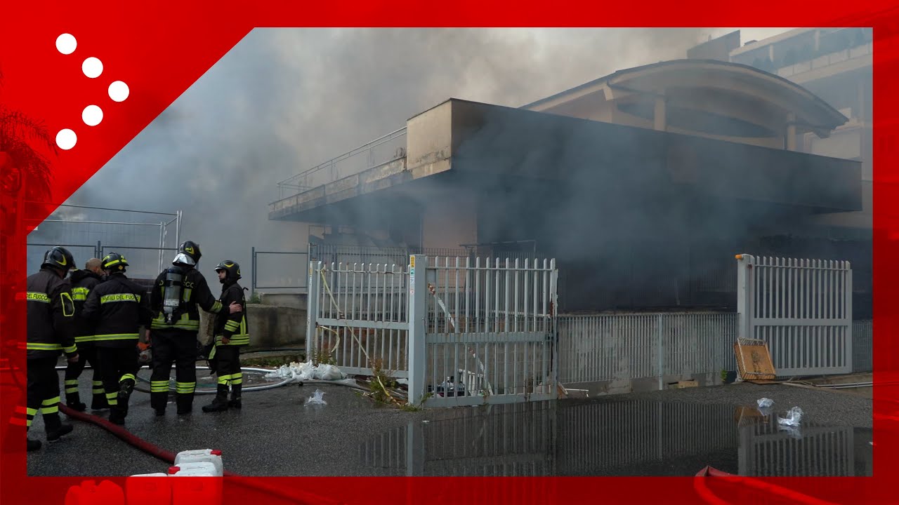 Roma, incendio a Mezzocammino: autorimessa in fiamme