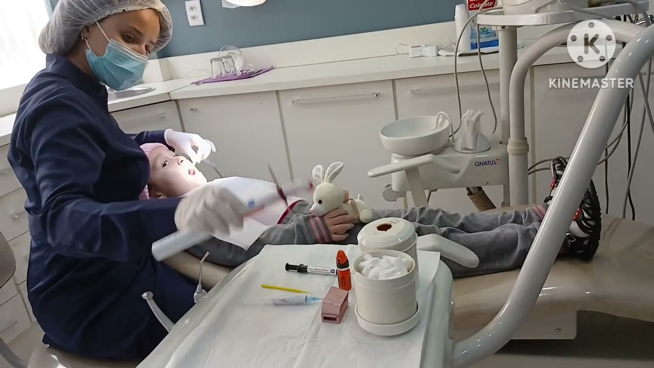 Sarinha foi ao dentista. 