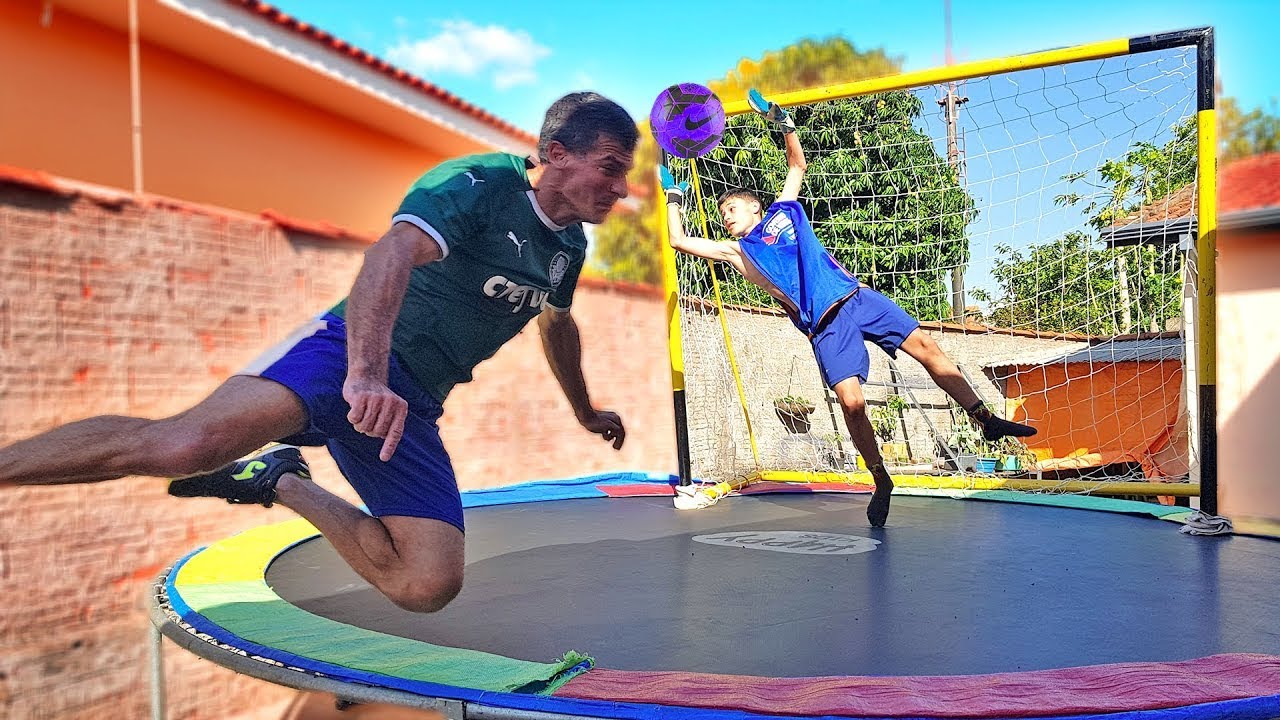 GOL DE CABEÇA DE CIMA DA CAMA ELÁSTICA   Gigante x Pai do Gigante