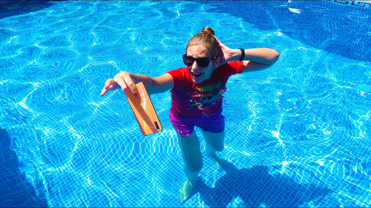 Tata a ARUNCAT TELEFONUL lui Irochka în Piscina cu Apa