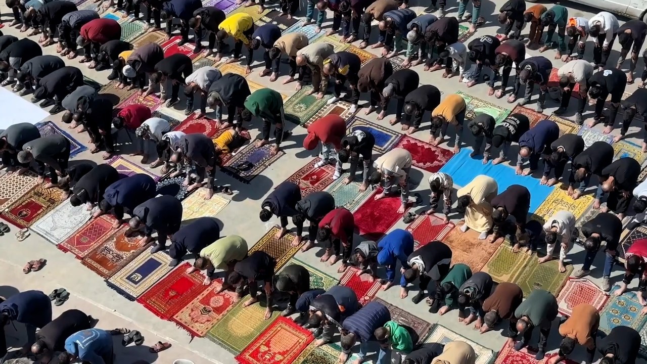 صلاة الجمعة الأولى من رمضان في مدرسة تابعة للأونروا بمدينة غزة تم تحويلها إلى مأوى للنازحين