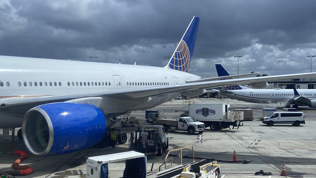 Washington DC (IAD) ~ Los Angeles (LAX) - United Airlines - B777-200ER - Premium Plus - Full Flight