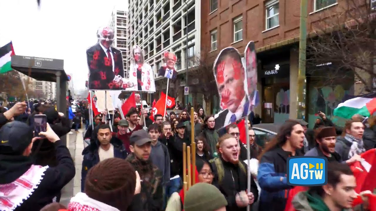Milano, sfilano i volti dei politici insanguinati alla manifestazione per la Palestina