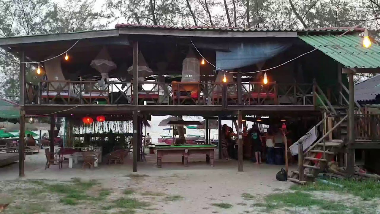 Otres Beach, Sihanoukville. Footprints Hostel & Beach Bar.