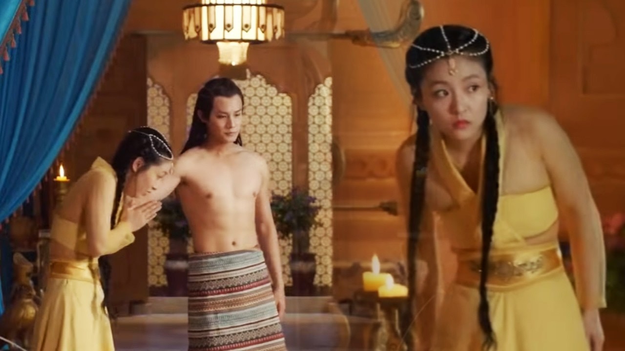【Movie】Cinderella Accidentally Walks In on Prince Bathing, His Reaction Is Love at First Sight!