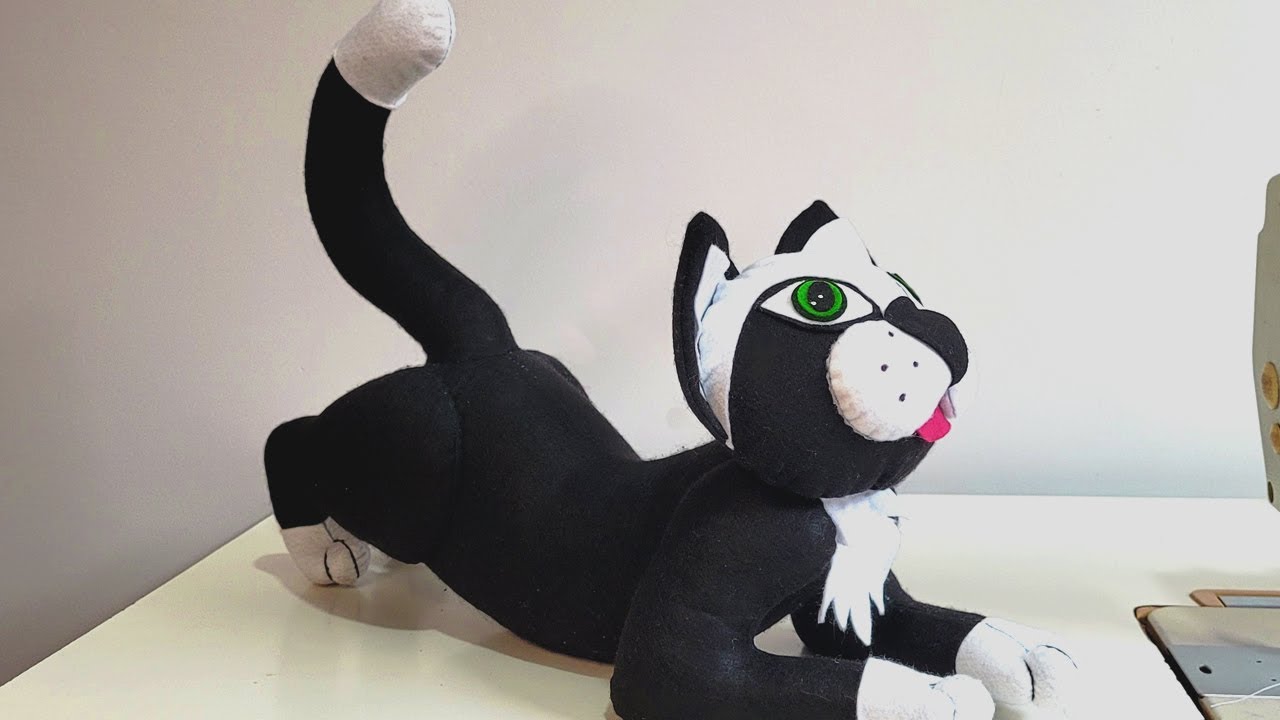 Artesanato gato se espreguiçando peso de porta em feltro.