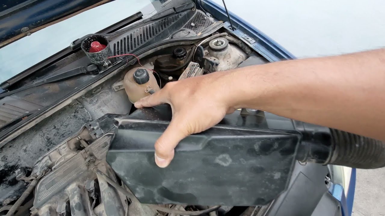 Remplazando el filtro de aire de un NISSAN PLATINA o RENAULT CLIO 2 Después de 1 año de uso.