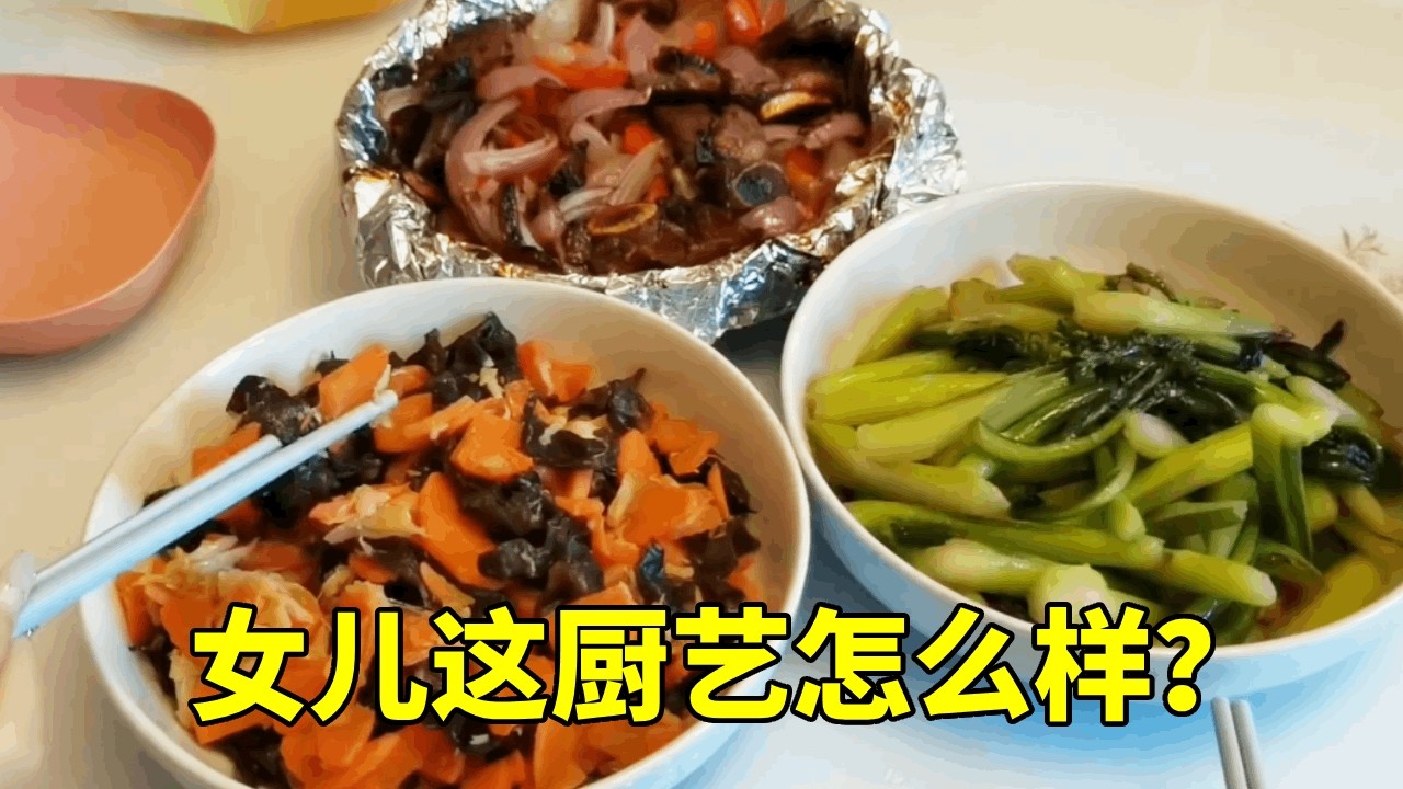 晚餐女儿下厨煮饭，妈妈不放心做帮手，看看女儿这厨艺怎么样【红茶朱古力生活日记】
