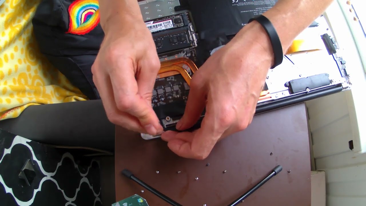 Ноутбук Echips pro чиню петлю открывания дисплея ,как разобрать,что внутри