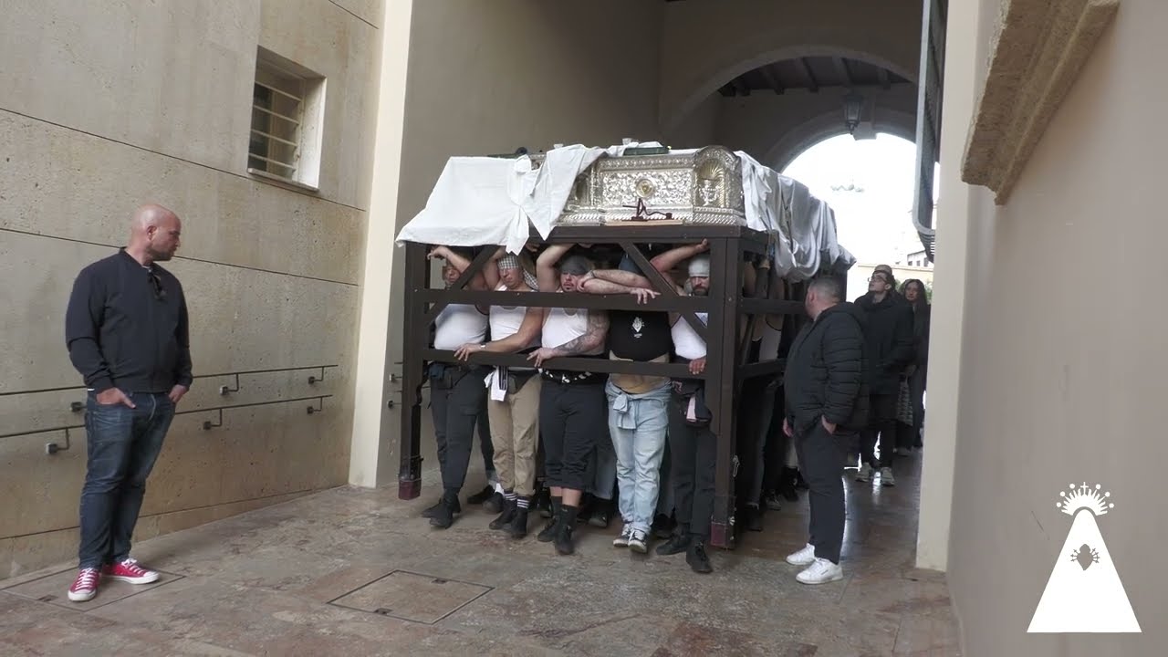 Ensayo de la cuadrilla baja del paso de la Virgen de la Soledad de Almería 2026