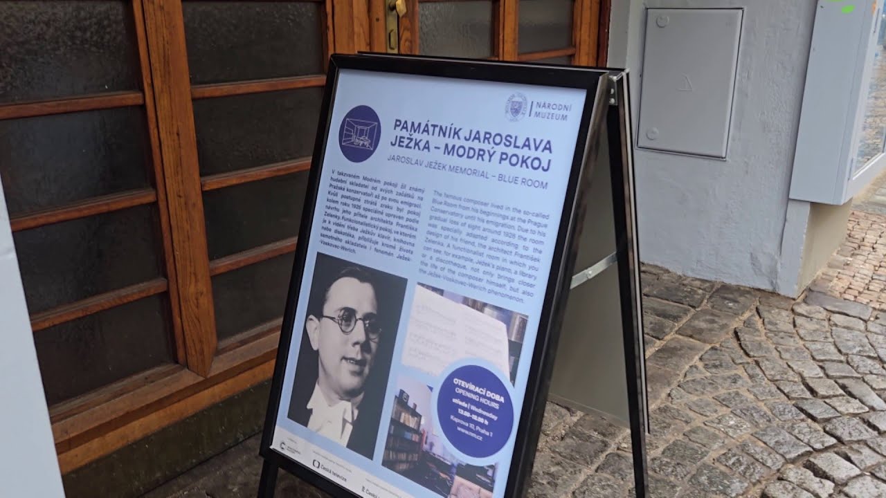 Modr&yacute; pokoj Jaroslava Ježka: M&iacute;sto, kde se zastavil čas