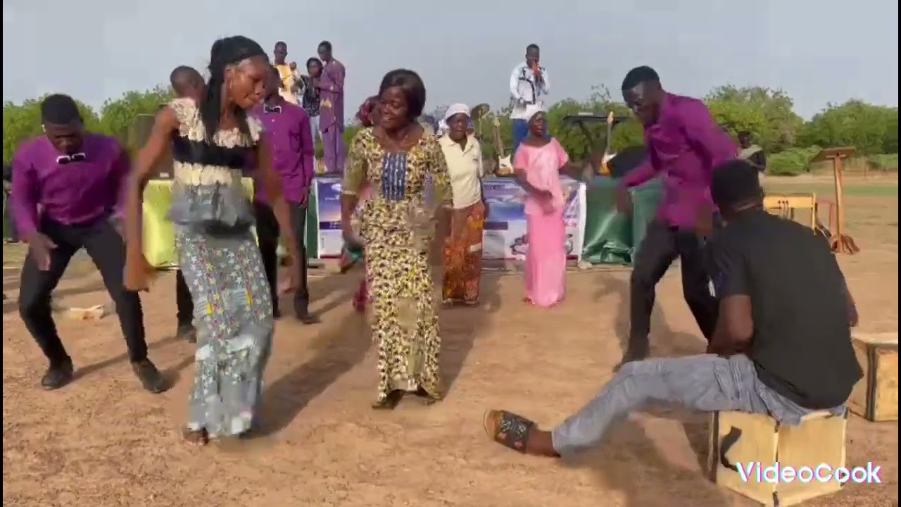 Mignon de jesus en prestation à l'église mont Carmel (au stade municipal de fada action de grâce)