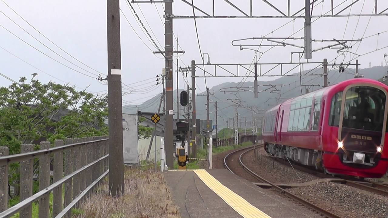 えちごトキめき鉄道　リゾート列車雪月花　有間川駅を低速にて通過