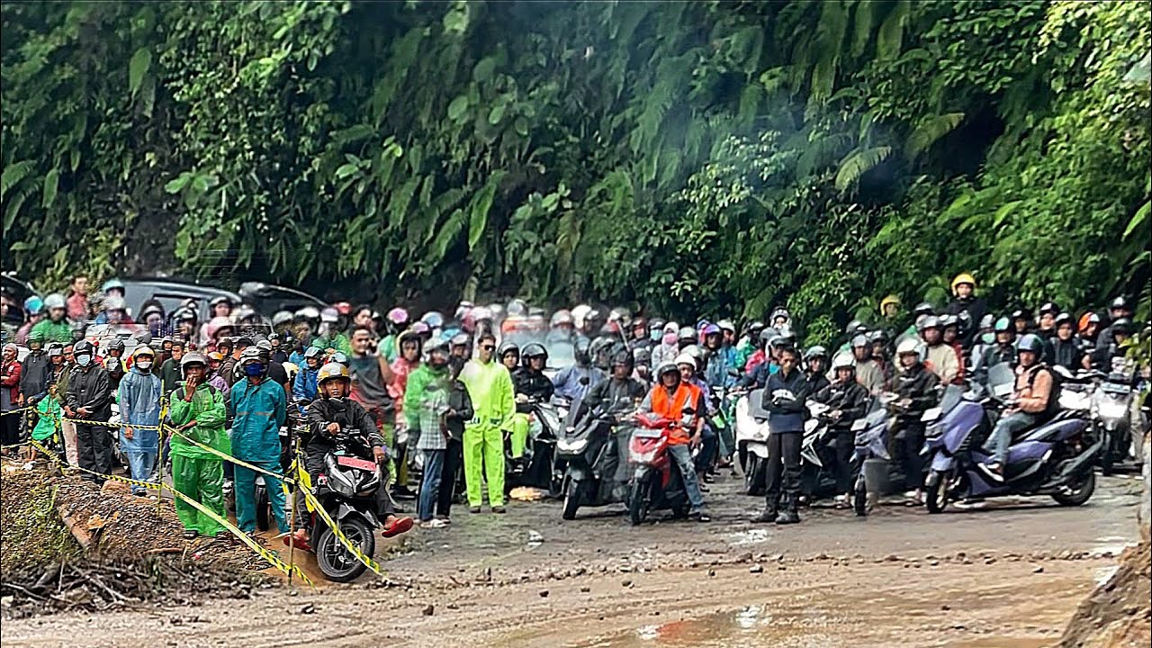 RATUSAN WARGA MENANGIS !!! Mobil Ambulance Bawa Jenazah Di Tabrak Truk Masuk Ke Selokan Di Tikungan