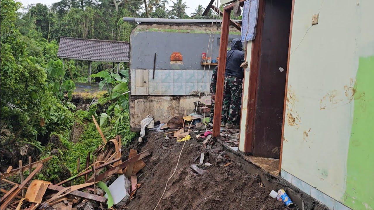 Proses evakuasi satu keluarga tergerus banjir di kuwum ancak marga tabanan bali