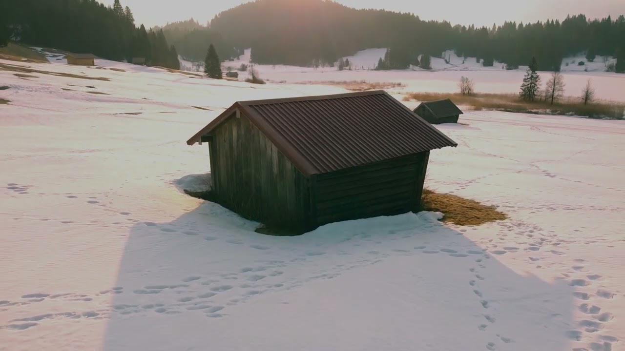Ein Alpensee im Winter in Bayern mit der Drohne gefilmt.