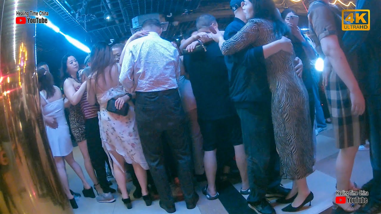 Dancing with a beautiful woman, the partner is very gentle, and the grandfather is very happy