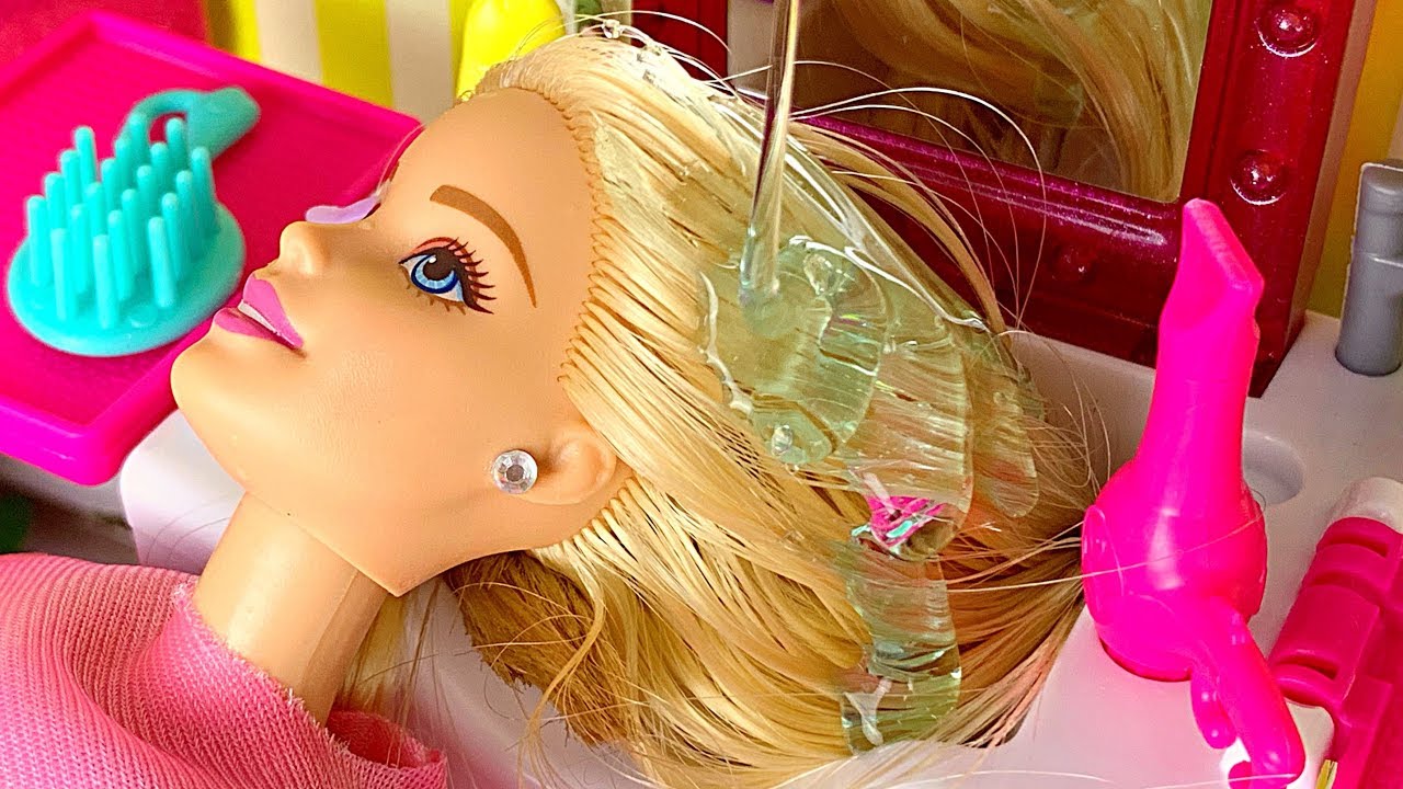 DIY! Barbie CORTA CABELO e faz MAQUIAGEM DE VERDADE no Salão de Beleza! Salon HairCut Real Make