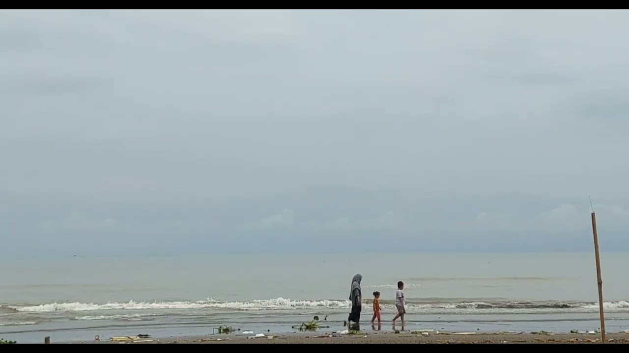Berjalan di tepi pantai 