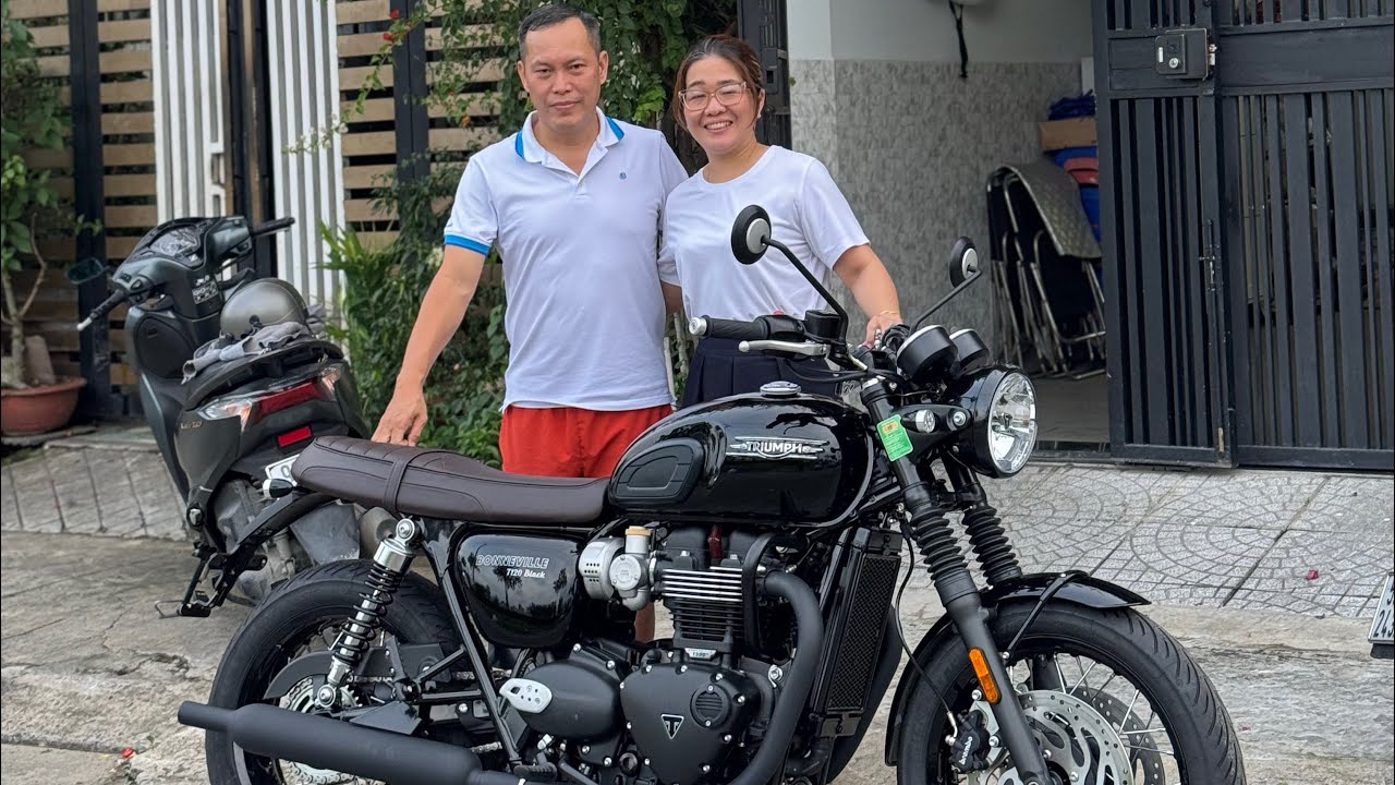 Bàn giao gấp Bonneville T120 Black về Quận 8 cho anh Triều chị Nhi | Yến Triumph Vietnam |