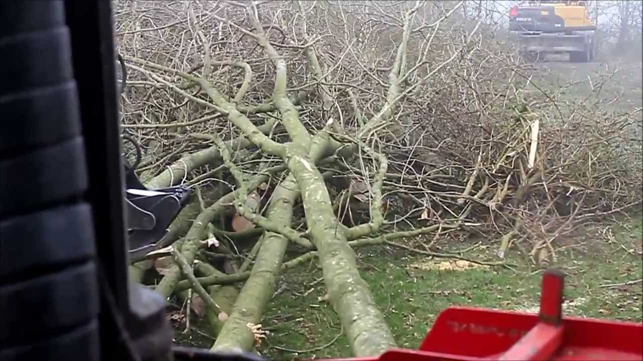 Loonbedrijf Hartemink Sinderen verwerkt hout tot houtsnippers,te Didam, Gem Montferland