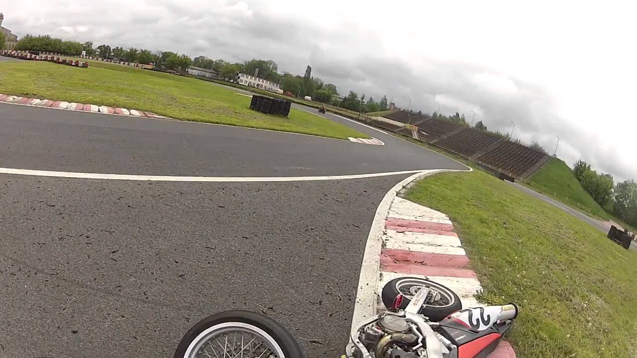Dunlopy nie trzymają na zimno - Tor Radom Supermoto CRF490 gleba